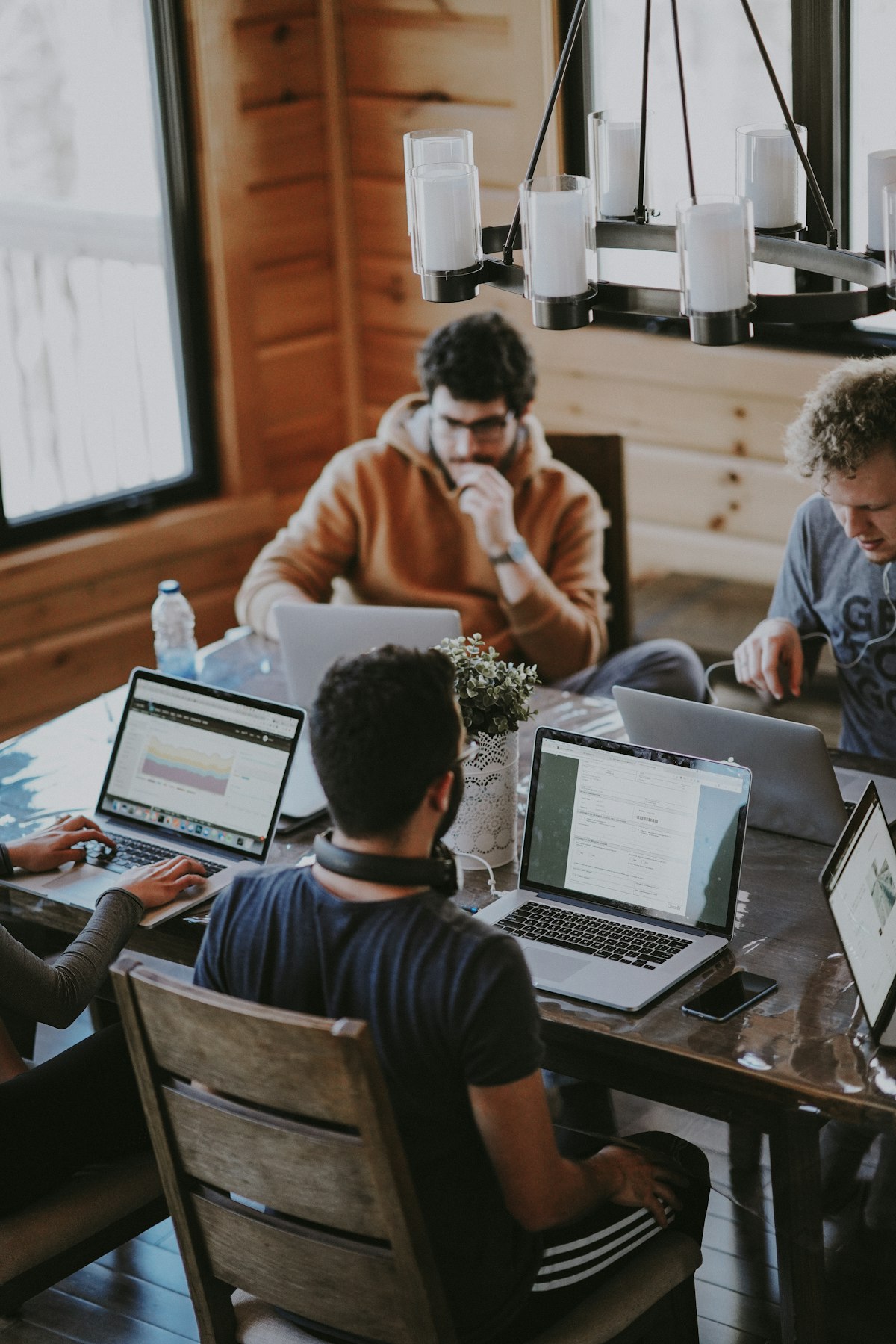 Personas revisando un proyecto digital juntas en una mesa de trabajo
