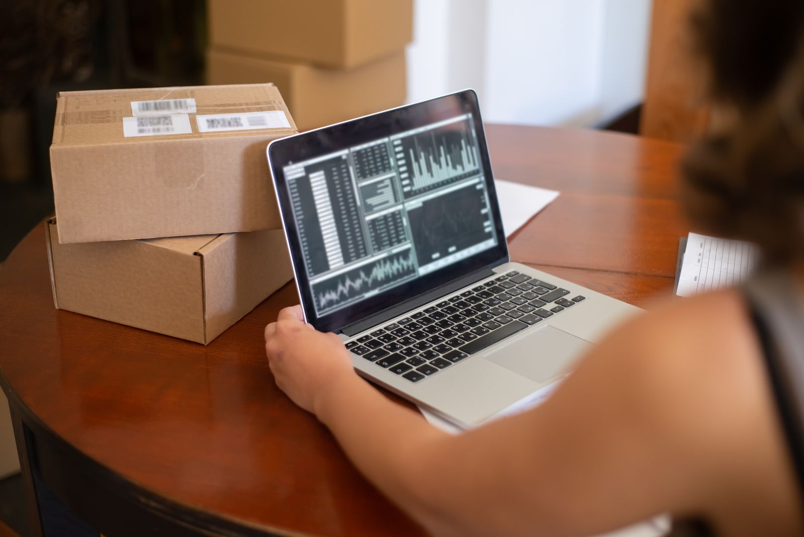 Dueña de un pequeño negocio revisando pedidos y ventas desde su notebook
